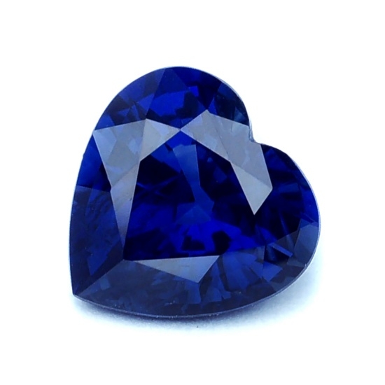 Beautiful Blue Sapphire พลอยไพลิน รูปหัวใจ น้ำหนัก 1.95 กะรัต สีน้ำเงินเข้มไม่ดำยังคงมีประกายน้ำเงิน เนื้อสะอาดไม่มีตำหนิแม้ส่องด้วยกล้องขยาย