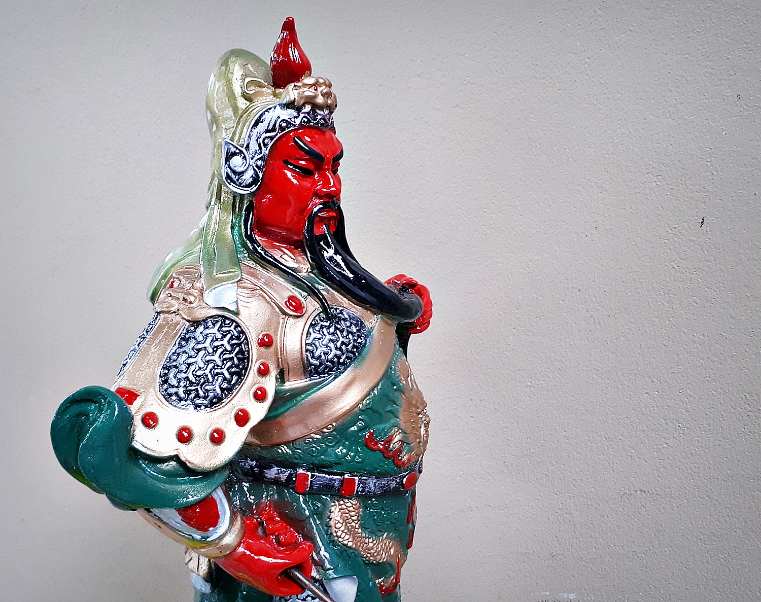 รูปหล่อ เซียน กวนอู ปางทรงยืน ถือง้าว เนื้อเรซิ่นลงสี (ขายปลีก ขายส่ง)