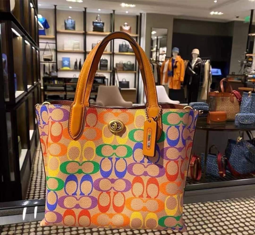 COACH Willow 24 Medium Rainbow Signature Tote (แอดไลน์ก่อนสั่งซื้อ)