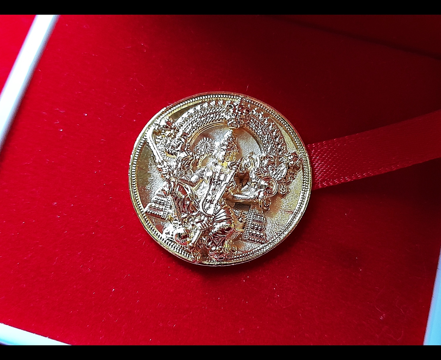 เหรียญพระแม่อุมาเทวี เนื้อชุบทอง(ขนาด2.5ซม) วัดแขก ปี2562 (เข้าพิธีปลุกเสกแล้วสายแขก) #รับประกันแท้