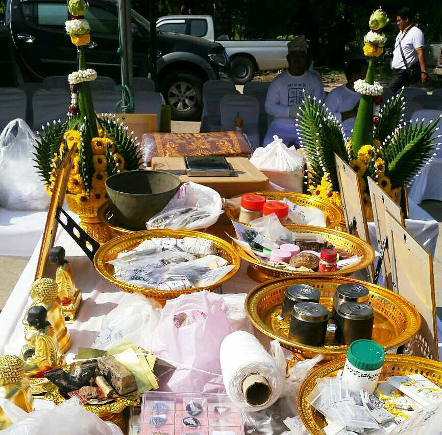 พระสมเด็จหลวงพ่อโตในวิหาร เนื้อผงชนวนมวลสารเก่าหลวงพ่อกวย รุ่นแรงครู ปี2560 หลวงพ่อกวย วัดโฆสิตาราม(วัดบ้านแค) จ.ชัยนาท ปี2563 - (ขนาด 5x7นิ้ว จีวรส้ม ด้านหน้ายันต์ครู ยันต์นะปัดตลอด ด้านหลังยันต์มงกุฎพระพุทธเจ้าหนุนดวง) ปี2563 #ปลุกเสกที่วัดโฆสิตาราม #รั