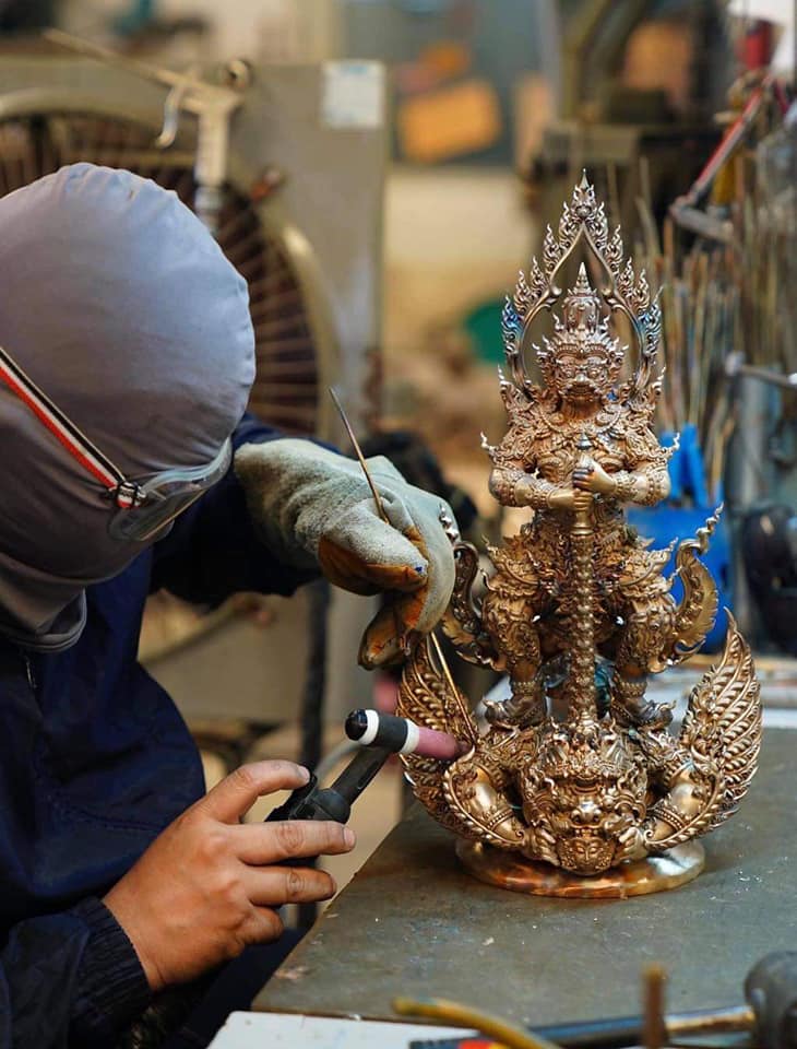 รูปหล่อ ท้าวเวสสุวรรณ ยืนถือกระบอง ทรงบน หลัง ราหู เนื้อทองเหลือง เต็มสูตร งานเน้นรายระเอียดปราณีต (ขนาดสูง16นิ้ว) - (ราหู มี ปีกเป็นครุฑ มี ลำตัวเป็นพญานาค) - (ปลุกเสกฤกษ์ เสาร์5 ปี2563)