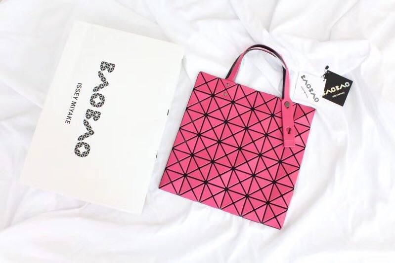 พร้อมส่ง กระเป๋า issey 6*6 มีหลายสีสอบถามได้ค่ะ