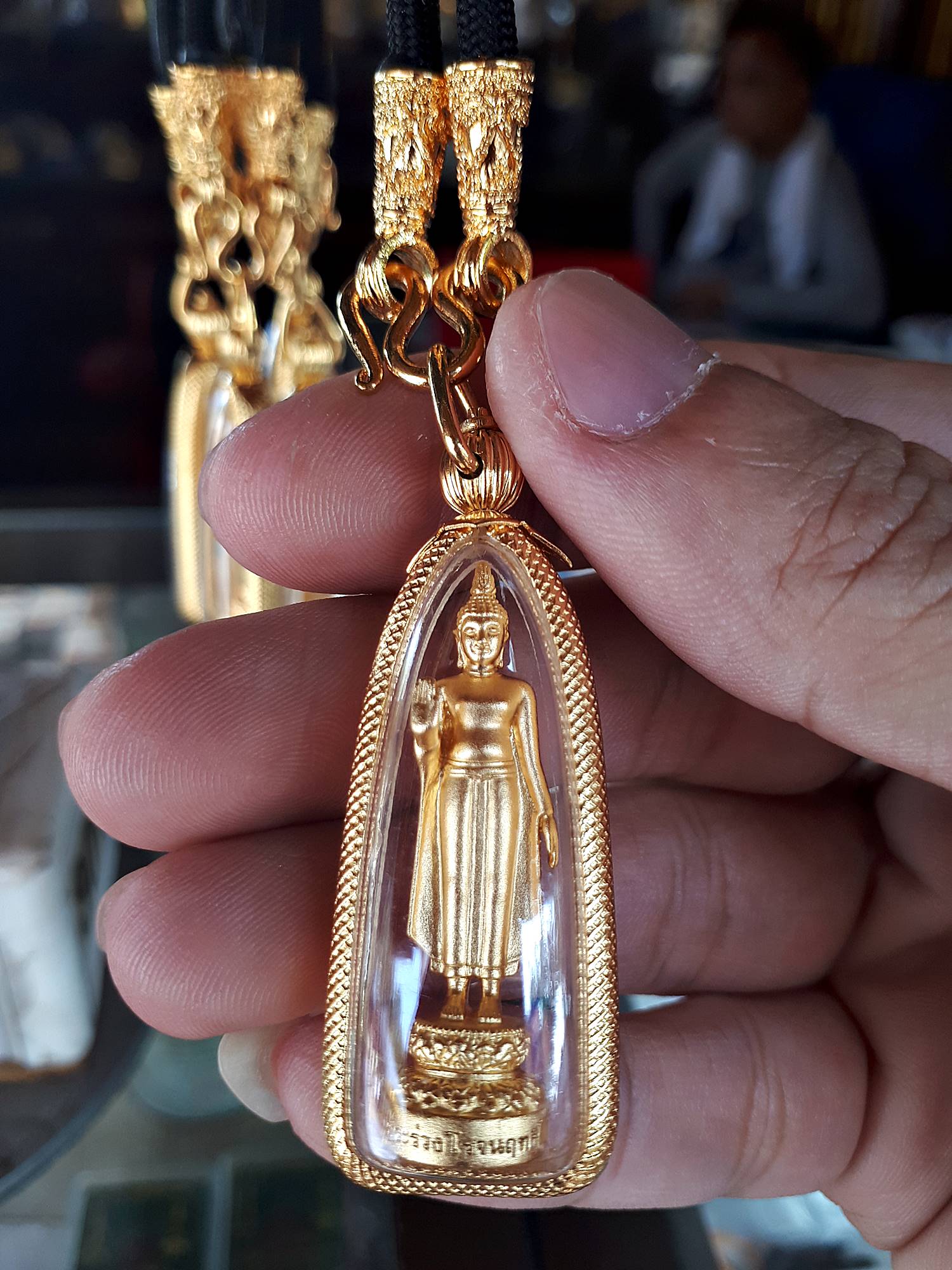พระร่วงโรจนฤทธิ์ (พระพุทธ ปางประทานพร) เนื้อชุบทอง พร้อมเลี่ยมกันน้ำกรอบชุบทอง พร้อมสร้อย