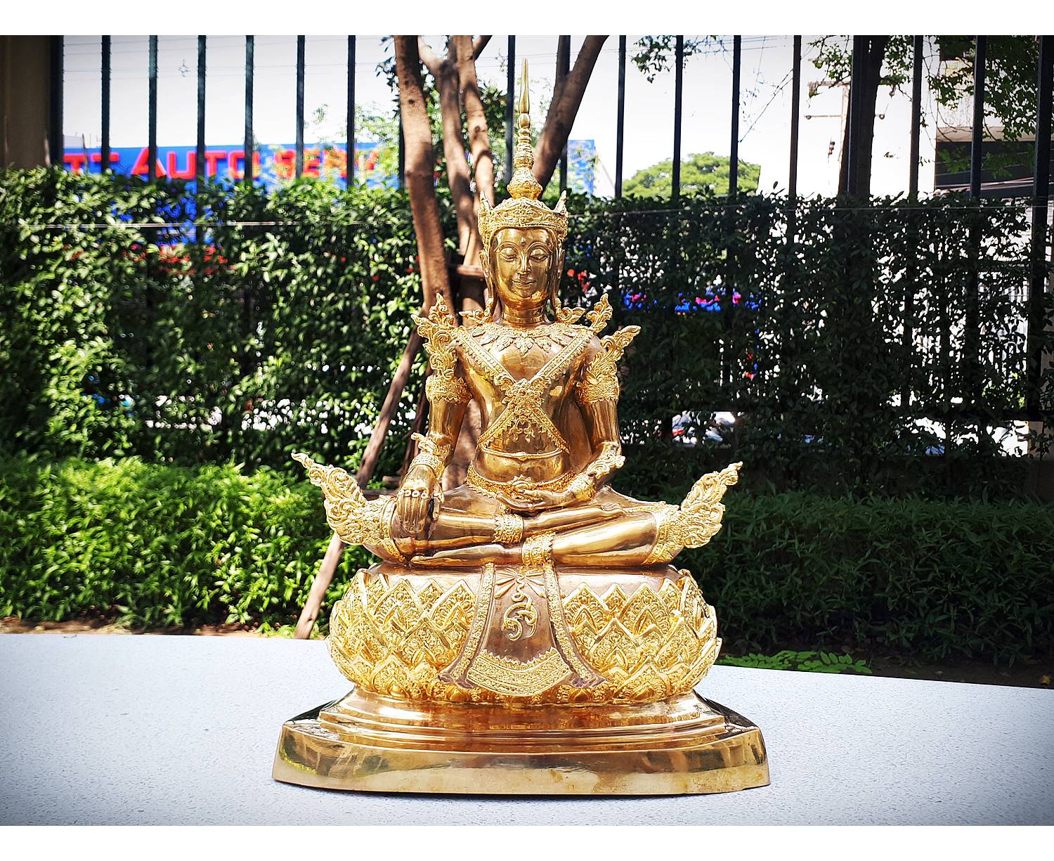 รูปหล่อ พระพุทธรูป ปางพระจักรพรรดิ เนื้อโลหะทองเหลือง ปัดขัดเงา ปิดทองแท้ (หน้าตัก 9นิ้ว สูง16นิ้ว ลึก6นิ้ว)