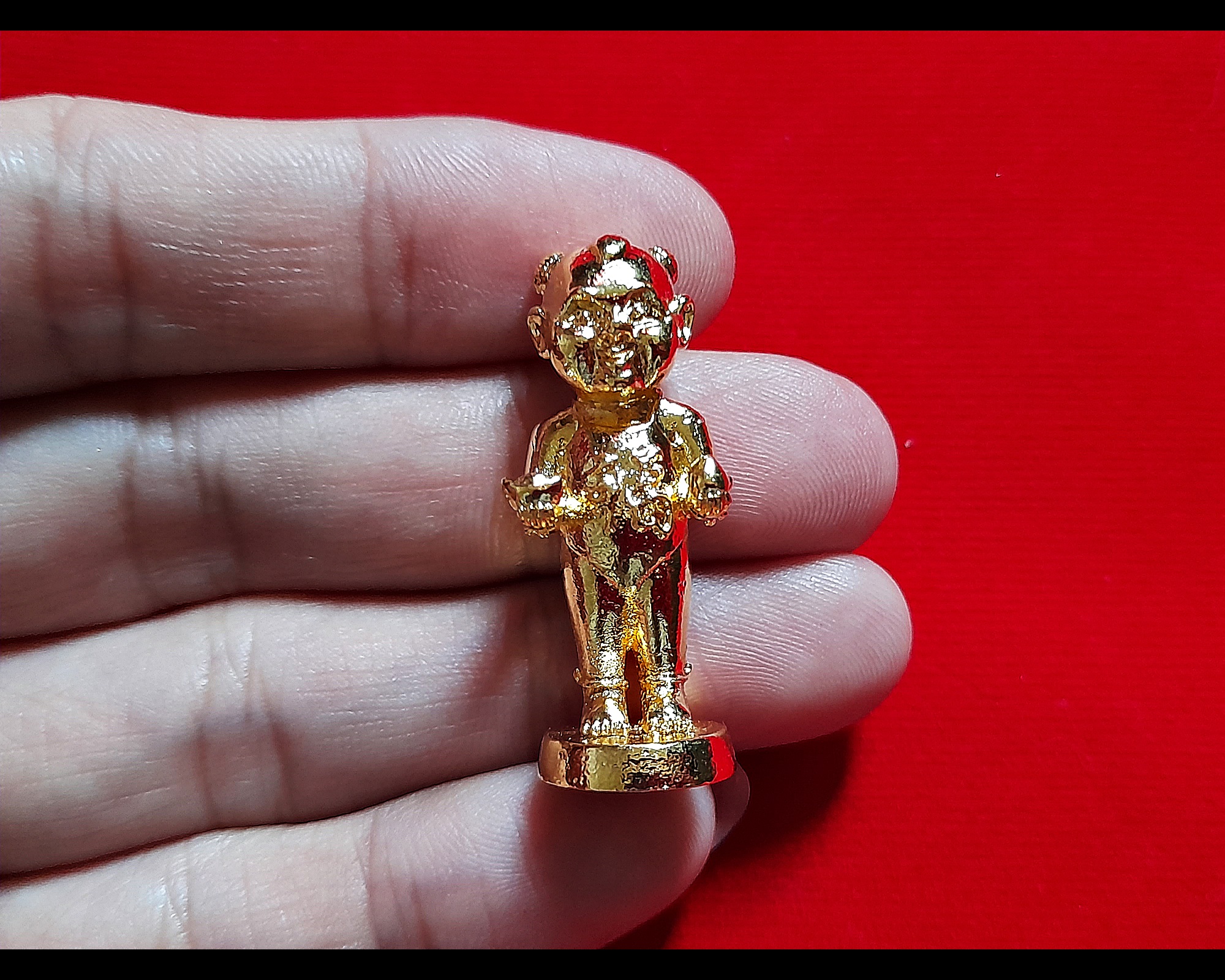 กุมารแห่งความสำเร็จ - กุมารจีน (ใส่ชุดเอี๊ยมจีน ซ้ายถือทอง ขวาถือลูกท้อ ใส่กำไล) เนื้อทองเหลือง(#ชนวน) ชุบทอง ฐานบรรจุมวลสาร ปี2564 #รับประกันแท้