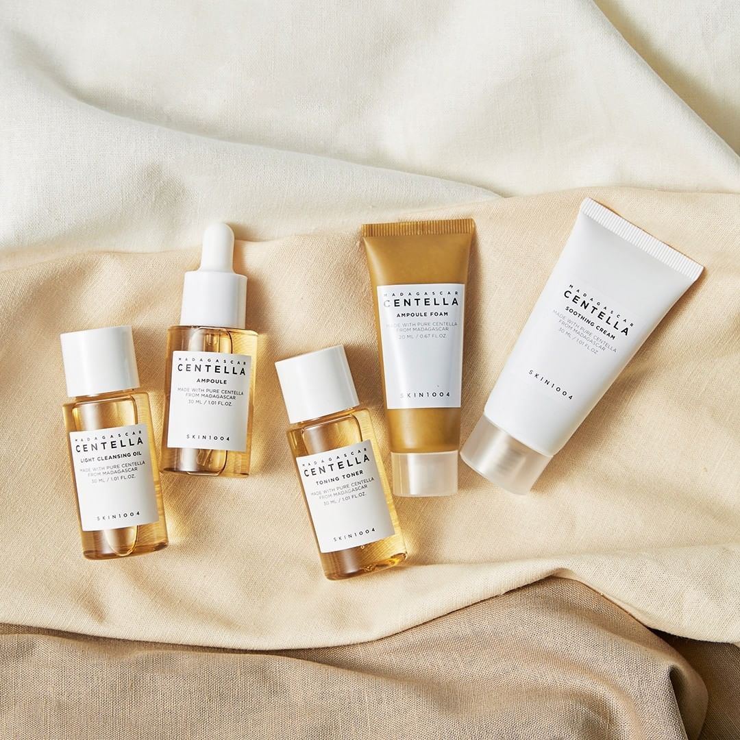 (Exp06/23) SKIN1004 Madagascar Centella Travel Kit ชุดเซท 5 ชิ้น ขนาดพกพาพร้อมกระเป่า อัดแน่นด้วยสารบำรุง Centella ครบขั้นตอนตั้งแต่ Light Cleansing Oil, Ampoule Foam, Toning Toner, Ampoule, Soothing Cream