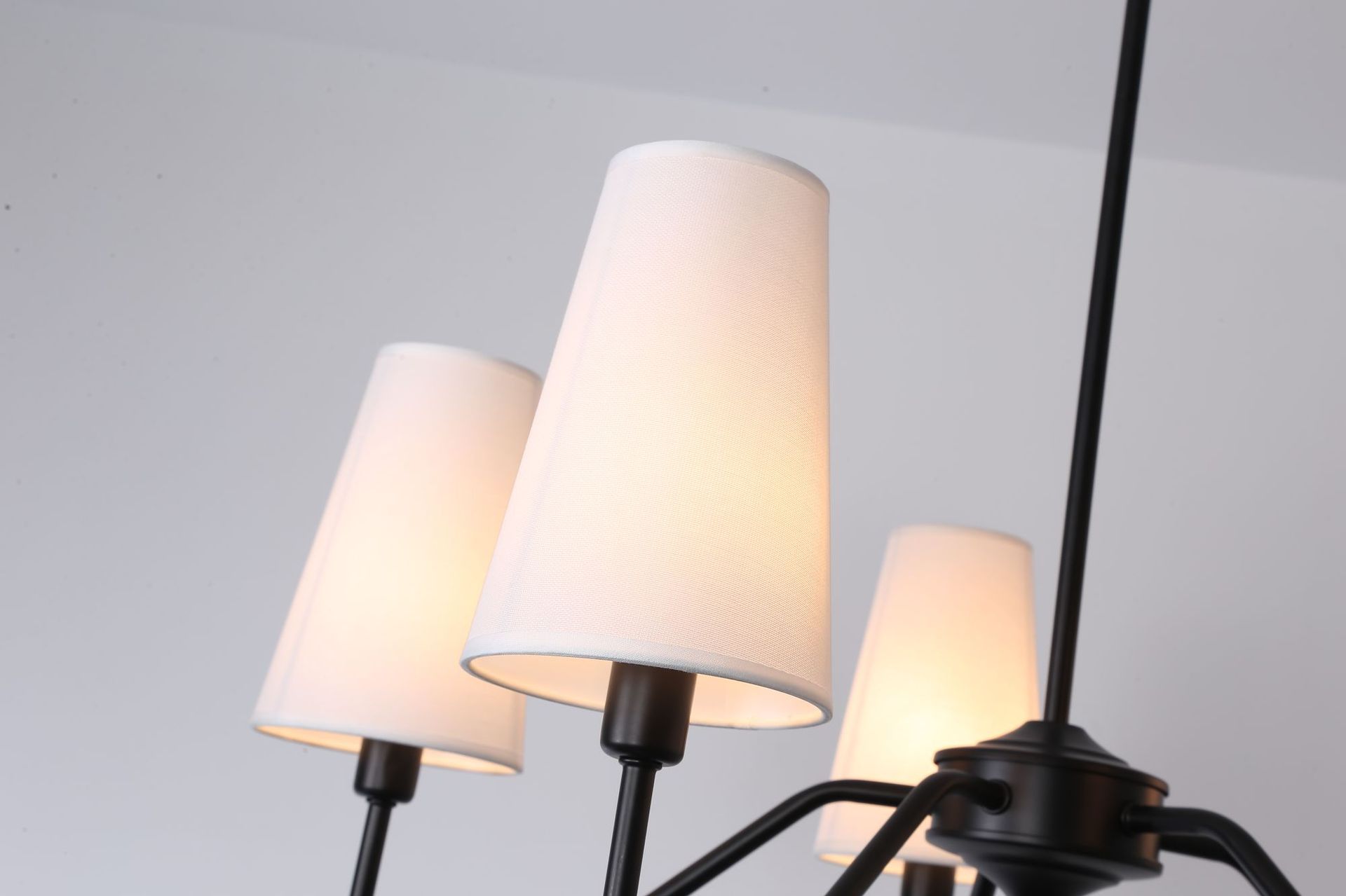 โคมไฟแขวนเพดานโครงเหล็กสไตล์อเมริกันหัวโคมทรงกรวยผ้าสีขาว [RN-6813]