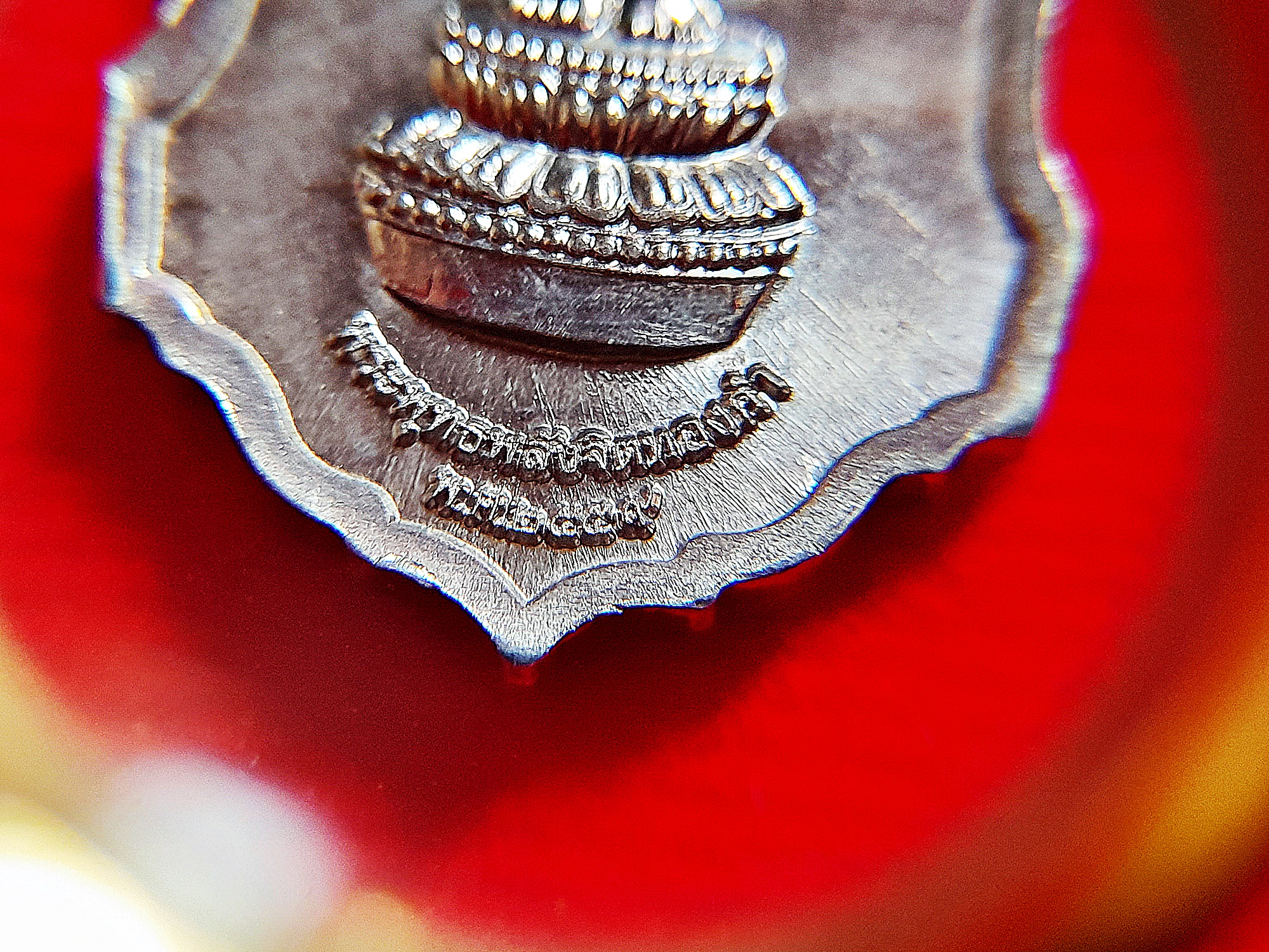 เหรียญพระพุทธเจ้าปางลีลาประทานพร หลัง พระพุทธเจ้าปางห้ามสมุทร (ของขวัญปีใหม่ ปี59) เนื้อชินตะกั่ว(รับพลังงานรองจากทองคำ) ปี2559 #รับประกันแท้ - หลวงพ่อเล็ก วัดท่าขนุน