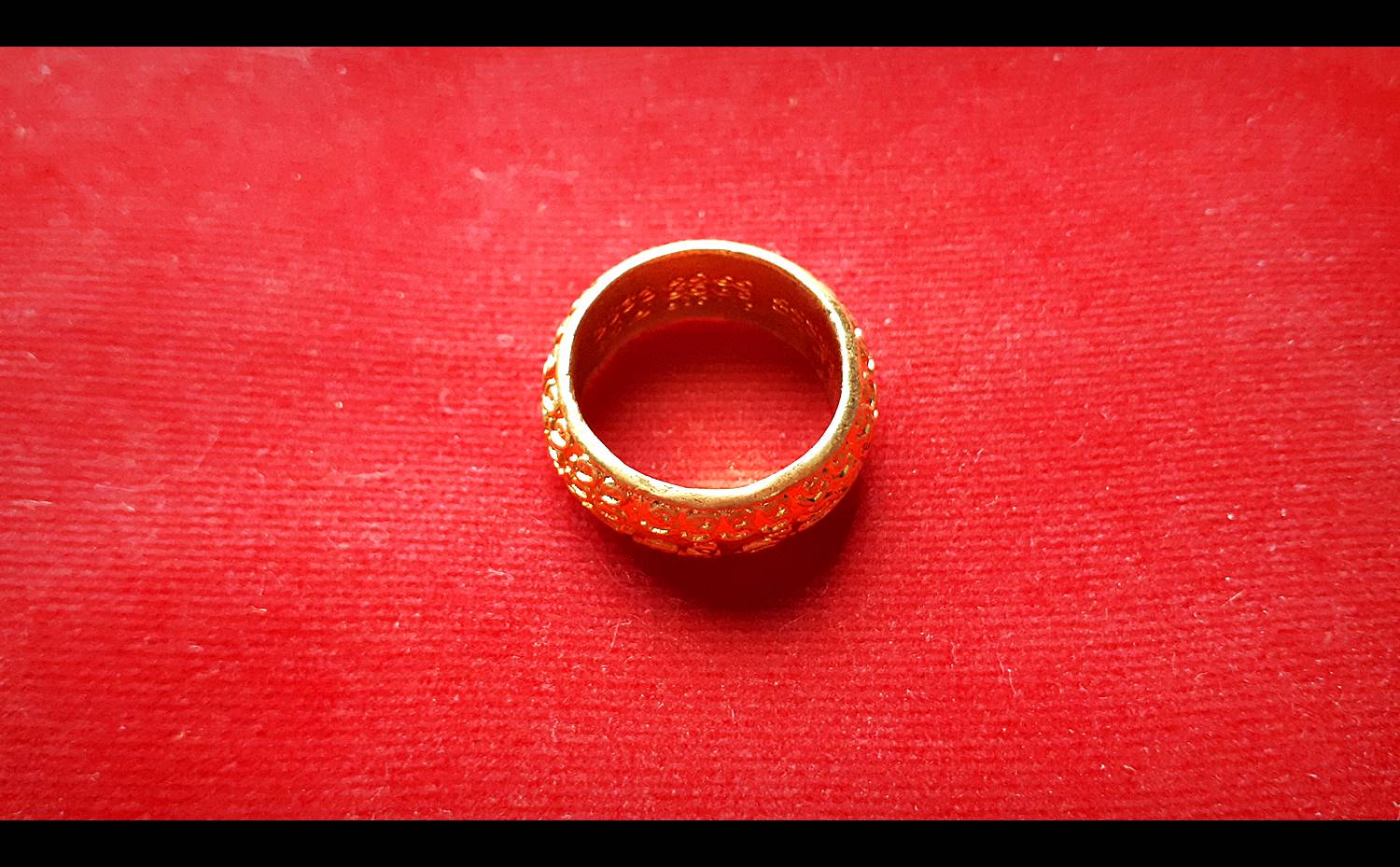 แหวน เสน่ห์มอญ เนื้อชุบทอง (ขนาดเส้นผ่าศูนย์กลาง 2ซม) ปี2555 - พระอาจารย์หนุ่ม (สมัย วัดบางแวก) (อ.ประคอง รุ่นเจริญ ร่วมปลุกเสก)