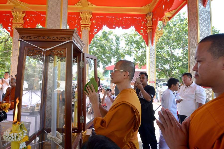 พระสมเด็จปรกโพธิ์ 9ใบ พิมพ์ใหญ่ หลังพระแม่ธรณี เนื้อผงอิธิเจแก่น้ำมัน (ชุดพิเศษ ชุดกรรมการ ปิดทองนำฤกษ์) หลวงพ่อกวย วัดโฆสิตาราม รุ่นแรงครู 2560 (พร้อมเลี่ยมกันน้ำ ใส่กรอบเงินแท้ ลาย หัวสิงห์ ลงยา ลายสุโขทัย ชุบทอง) #รับประกันแท้