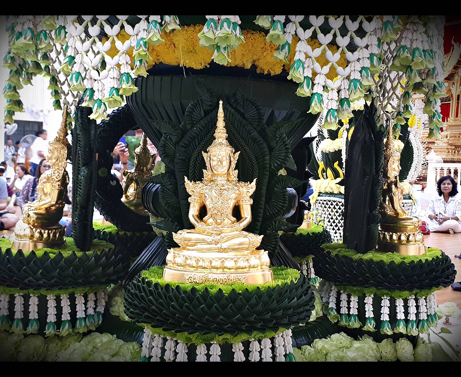 รูปหล่อ สมเด็จองค์ปฐม (พระพุทธรูป หลวงพ่อทองคำ ปางพระแก้วมรกต ทรงเครื่องพระจักรพรรดิ) (ขนาดพระบูชา หน้าตัก5นิ้ว) เนื้อโลหะทองเหลือง ปิดทองแท้ ปี2562 #รับประกันแท้ - หลวงพ่อเล็ก วัดท่าขนุน