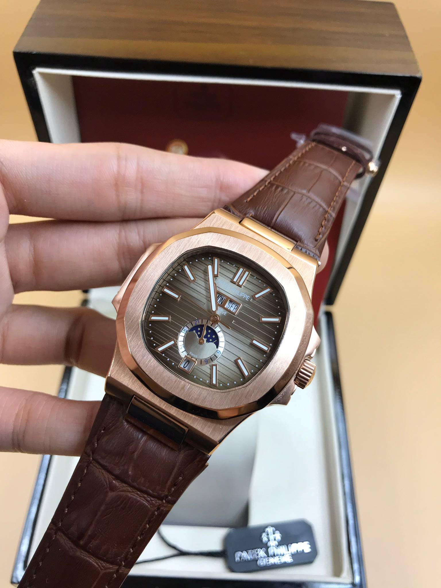 นาฬิกา Patek Philippe รุ่น Men"s Nautilus Annual Calendar งาน Mirror Swiss หน้าน้ำตาลเทา