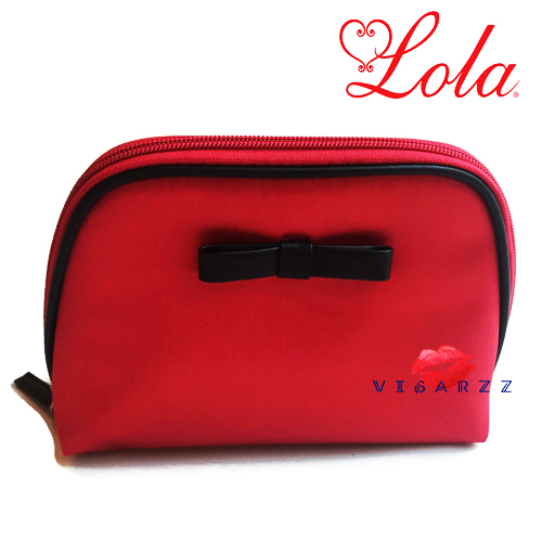 Lola Cosmetic Bag กระเป๋าใส่เครื่องสำอางผ้าซาตินสีแดงคาดดำสุดหรู มีโบว์สีดำเพิ่มความน่ารักให้ด้านหน้า ทรงกระเป๋าฐานกว้าง ตั้งอยู่ทรง ใส่ของได้จุ
