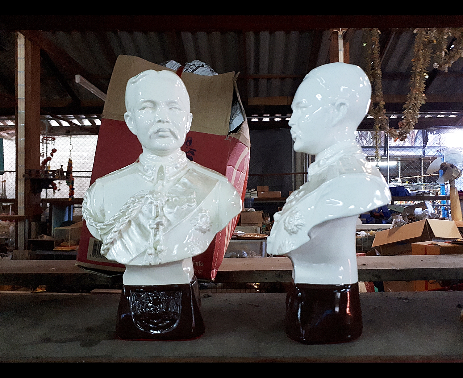 รูปหล่อ พระปิยมหาราช รัชกาลที่ 5 ร.5 เนื้อเรซิ่น สีขาว (ขายปลีก ขายส่ง)