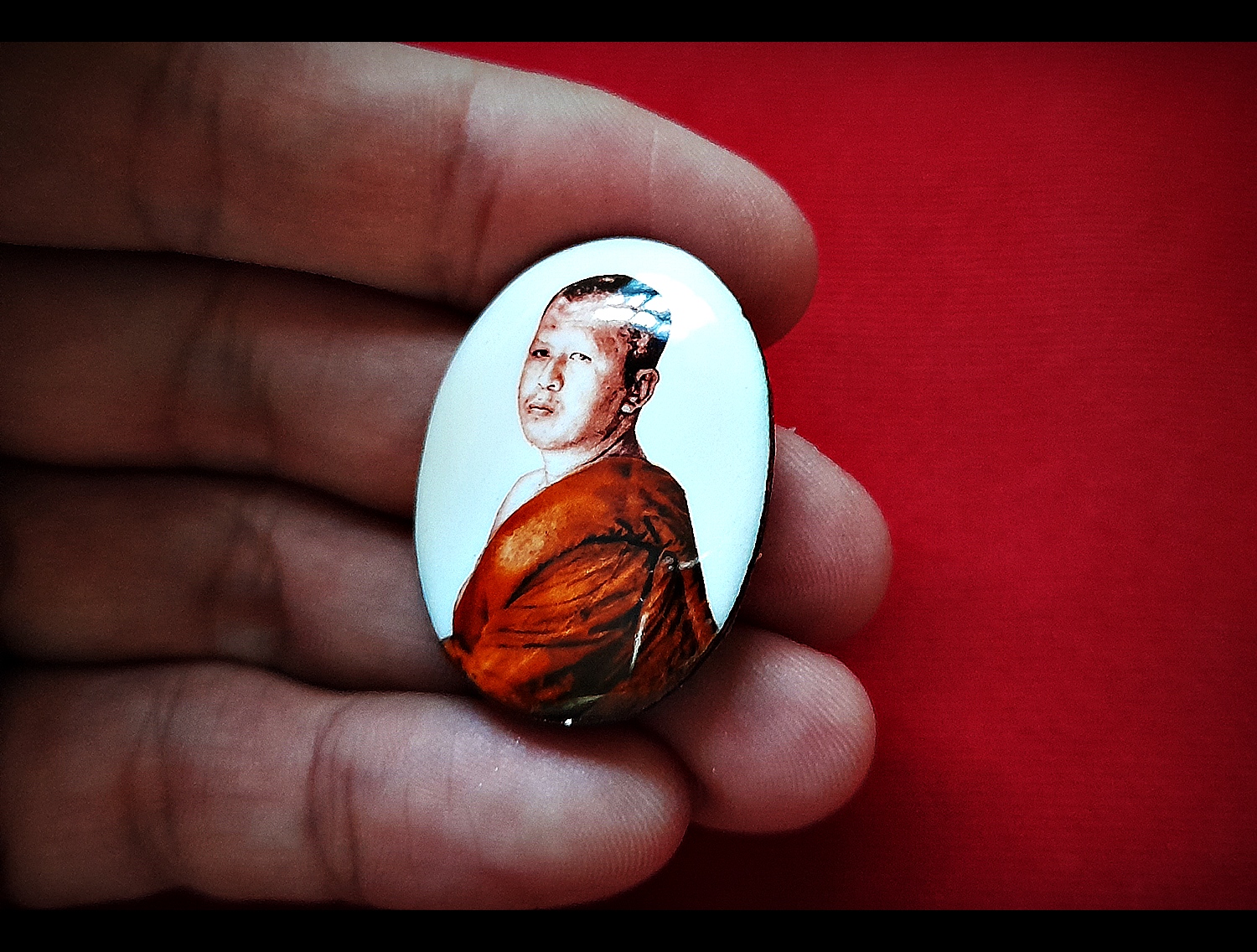 ล็อกเก็ต ฉากขาว ตอกโค็ด (หลังฝัง ผงมวลสาร/เกศา/จีวร/พระชัยวัฒน์ เนื้อสัมฤทธิ์/ตะกรุดเงิน แท้) เข้าพิธีปลุกเสกตั้งแต่สิงหาคม ปี2562-2563 (สร้าง200องค์) - หลวงพี่เก่ง วัดท่าเสา จ.สมุทรสาคร