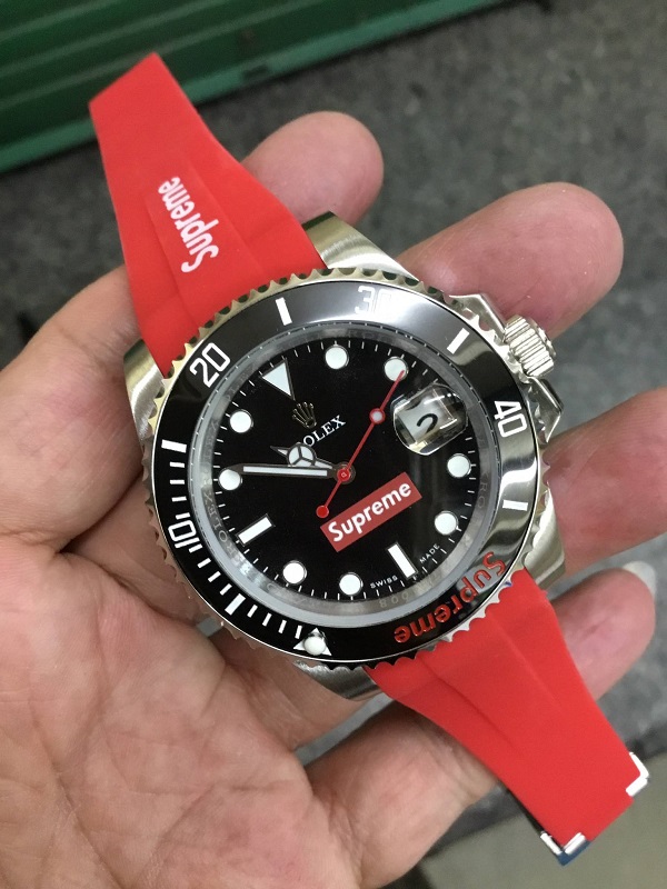 นาฬิกา Rolex รุ่น Superme สีเงิน กรอบเซรามิคสีดำ สายยางสีแดง เกรด Mirror Swiss