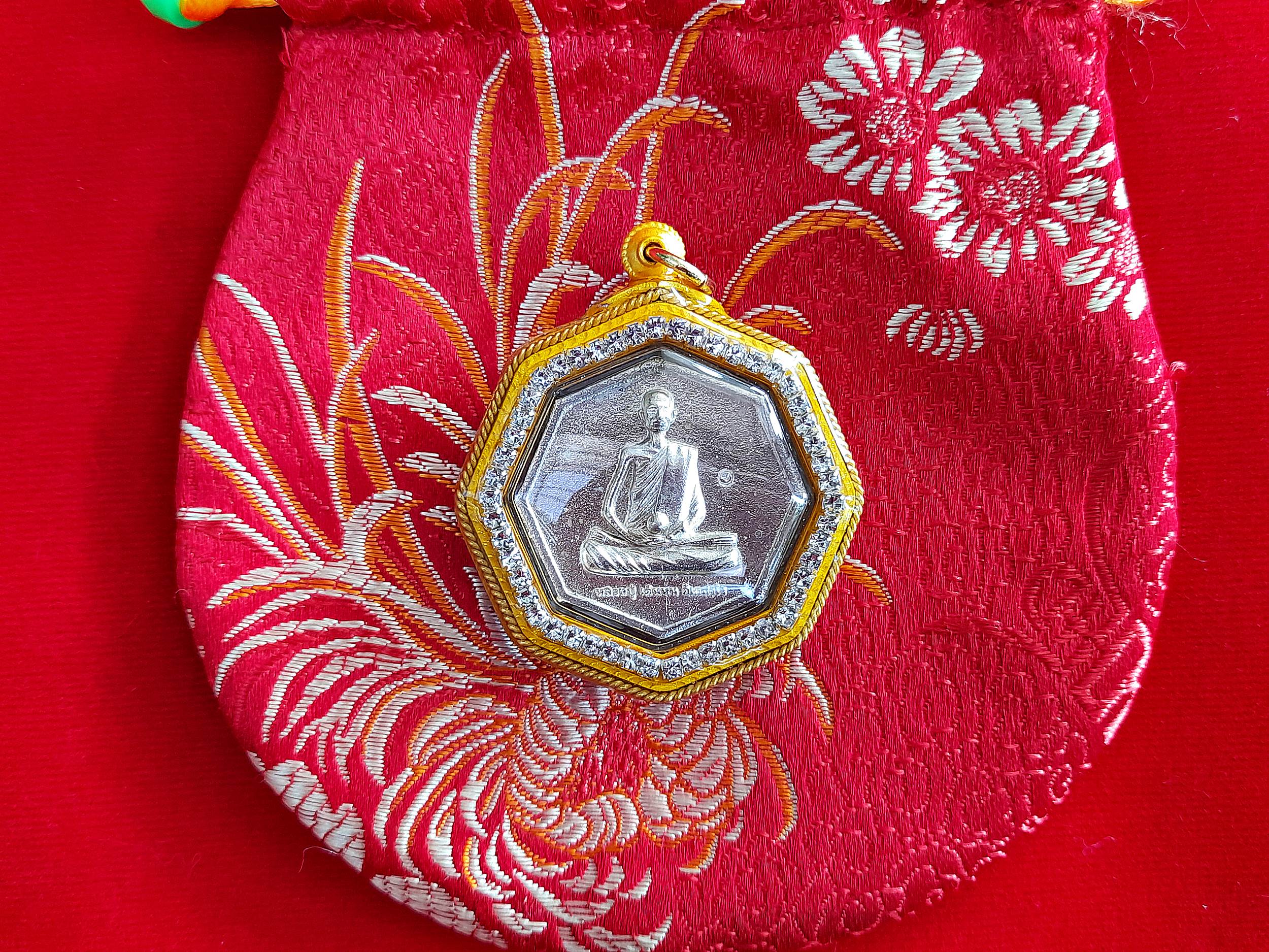 เหรียญ หลวงปู่ เดินหน อิเกสาโร เพรชยอดมงกุฎ หกเหลี่ยม ระงับโศก-รับโชคทุกทิศ เนื้อเงินแท้(ผสมทองคำและชนวนสัมฤทธิ์) ปี2565 #รับประกันแท้ (เลี่ยมกันน้ำล้อมเพรช) - จัดสร้างโดย ฅนขลังคลังวิชา