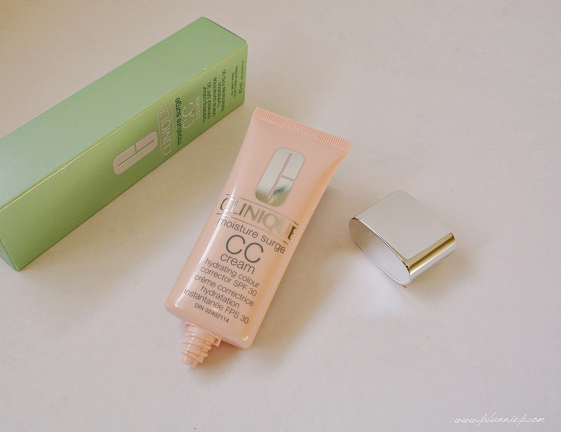 (Tester) Clinique Moisture Surge CC Cream Hydrating Colour Corrector 15mL # Very Light สวยแบบไม่พึ่งรองพื้นด้วยเทคโนโลยี Color Correcting อันทรงประสิทธิภาพที่จะทำให้ผิวดูเปล่งปลั่งประกายสดใสอย่างเป็นธรรมชาติอย่างรวดเร็ว พร้อมปกป้องผิวจากแสงแดด