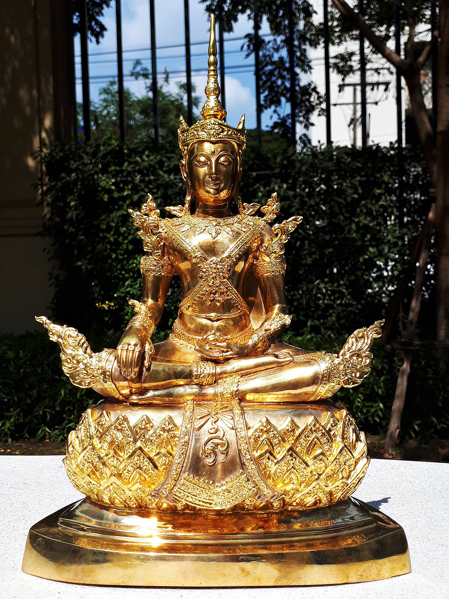 รูปหล่อ พระพุทธรูป ปางพระจักรพรรดิ เนื้อโลหะทองเหลือง ปัดขัดเงา ปิดทองแท้ (หน้าตัก 9นิ้ว สูง16นิ้ว ลึก6นิ้ว)