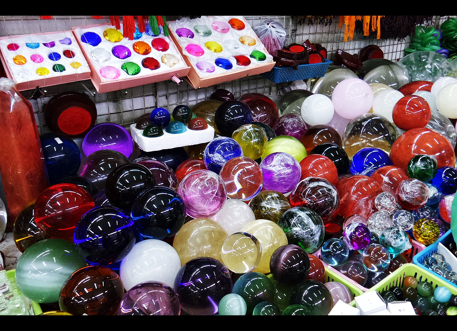 ลูกแก้ว 8 นิ้ว (20ซม.) คละสีต่างๆ สีเขียว สีชมพู่ สีฟ้า สีน้ำเงิน สีแดง สีดำ สีใส สีเหลือง สีส้ม สีม่วง