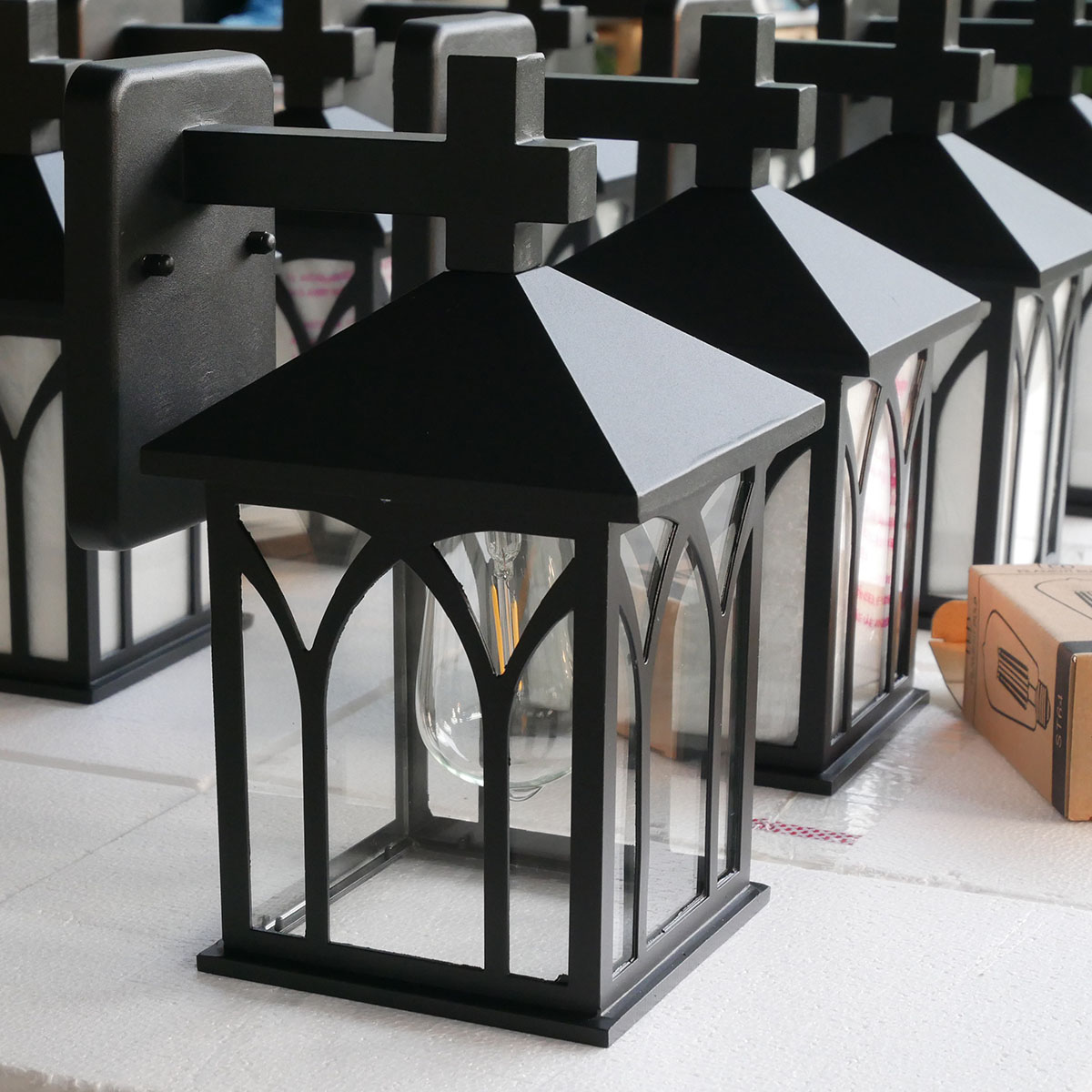 โคมไฟติดผนัง Continental สีดำ [ST-3608]