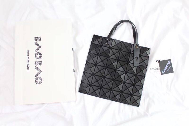 พร้อมส่ง กระเป๋า issey 6*6 มีหลายสีสอบถามได้ค่ะ