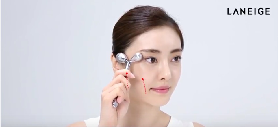 (ลดพิเศษ40%) Laneige Face-Fit Roller โรลเลอร์ยกกระชับผิวแบบอสมมาตรที่ผลิตจากทองคำขาว ให้คุณสัมผัสผิวยกกระชับเต่งตึง แลดูอ่อนเยาว์ จนสัมผัสผลลัพธ์ได้ในชั่วข้ามคืน