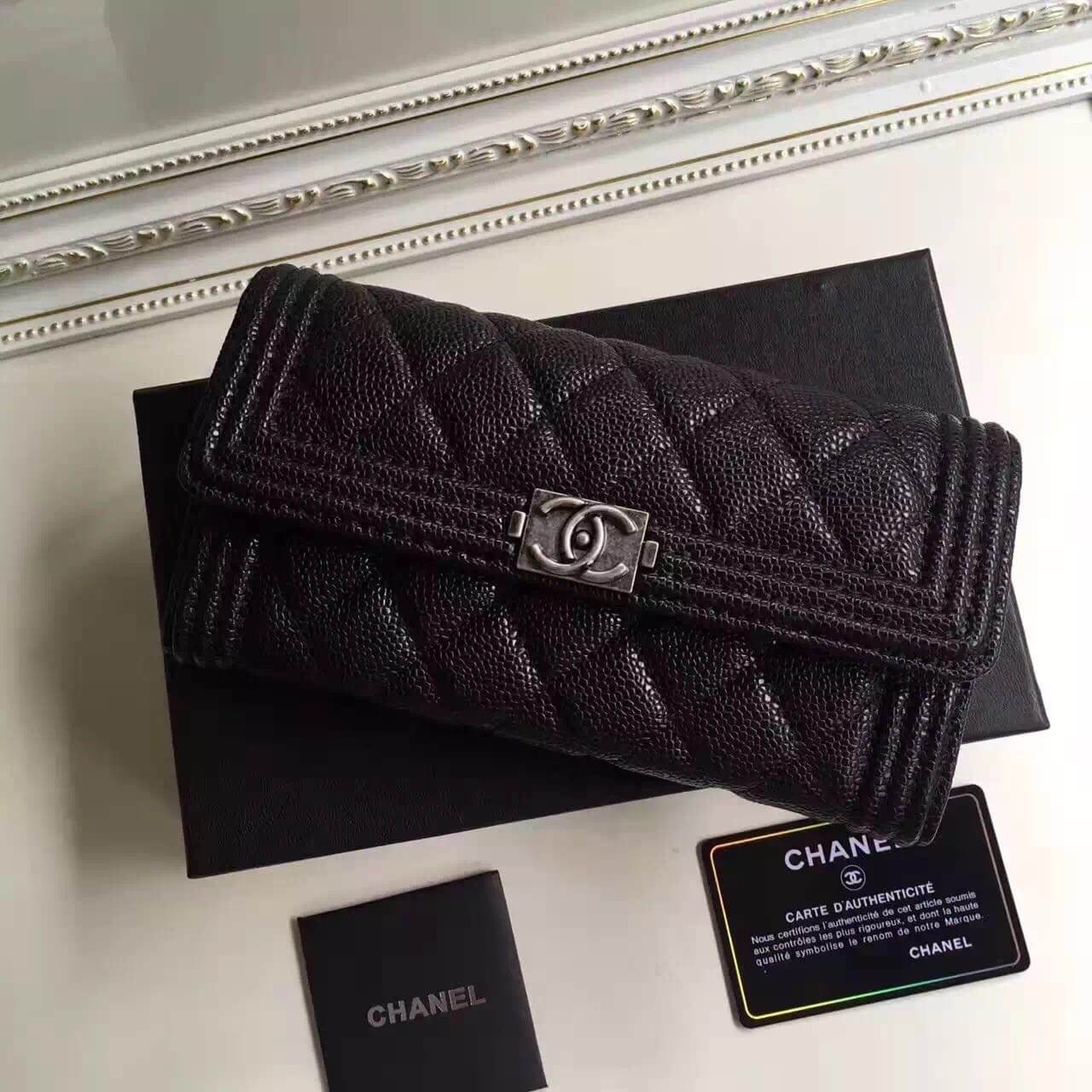 กระเป๋าสตางค์ cn boy wallet caviar skin สีดำ