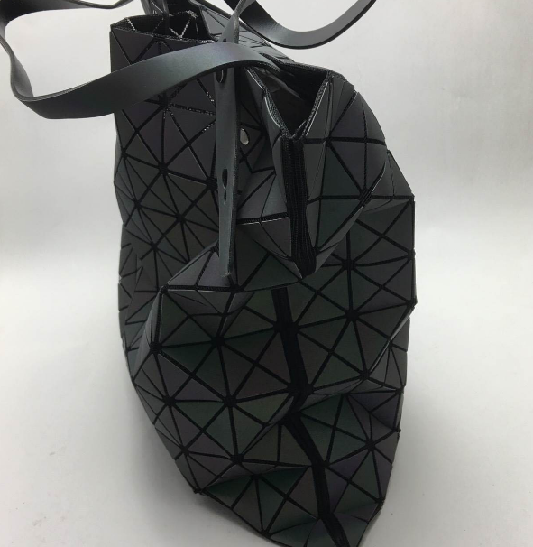 กระเป๋า issey 10x10 เจอแสงแฟลชเปลี่ยนสีได้ ไปเที่ยวกลางคืนเก๋ๆ