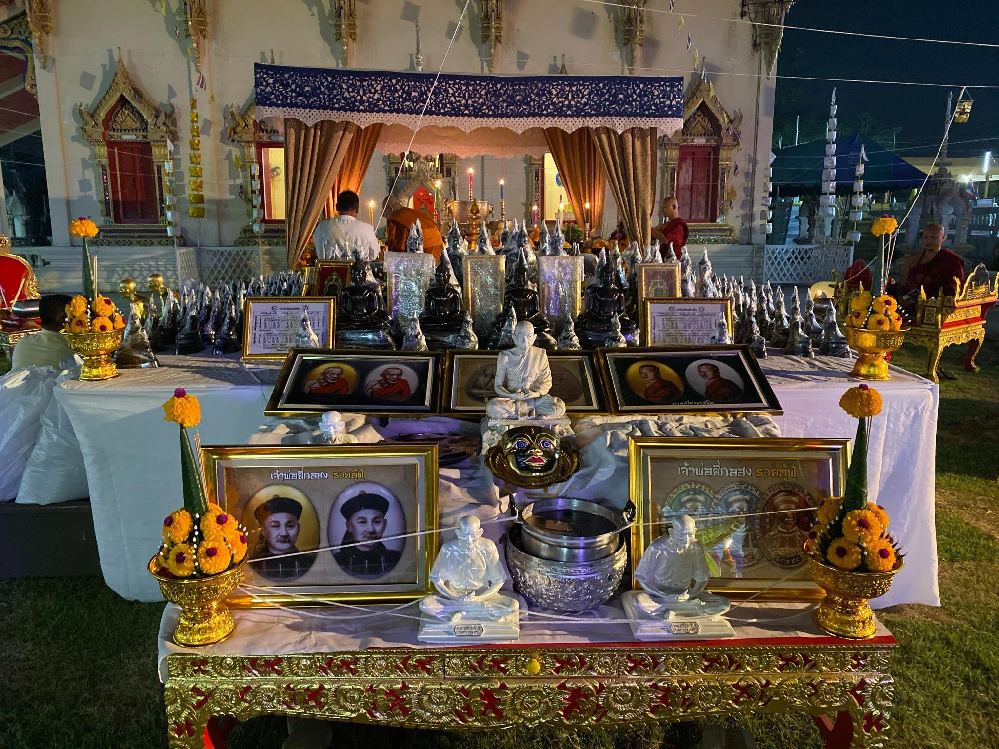 ล็อกเก็ต ฉากทอง ตอกโค็ด (หลังฝัง ผงมวลสาร/เกศา/จีวร/พระชัยวัฒน์ เนื้อเงินแท้/ตะกรุด ทองคำ-เงิน แท้) ปี2562-2563 (สร้าง19องค์) - หลวงพี่เก่ง วัดท่าเสา จ.สมุทรสาคร