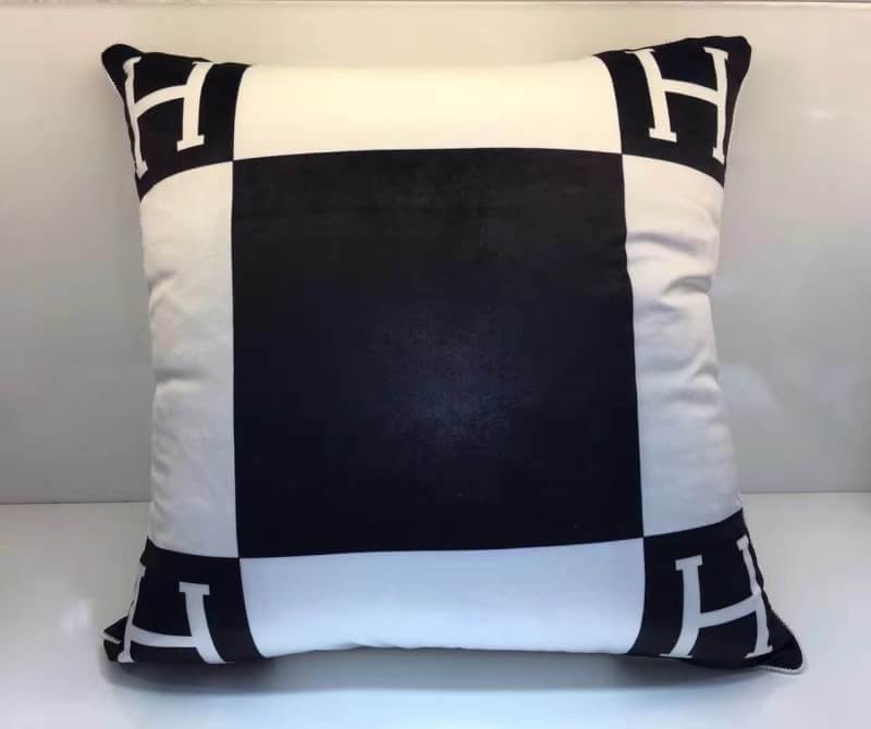 ปลอกหมอน hm pillow case พร้อมกล่อง สีส้มกับสีดำ