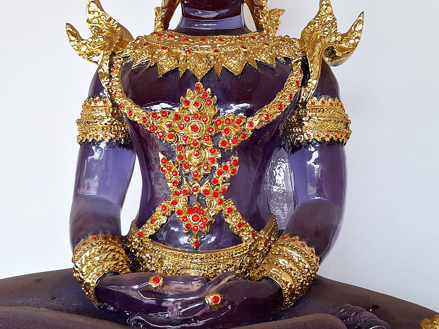 พระแก้วมรกต ปางพระจักรพรรดิ์ สีประจำวันเกิด7สี (ขนาดใหญ่) - (สีแดง สีเหลือง สีชมพู สีเขียว สีส้ม สีฟ้า สีม่วง)