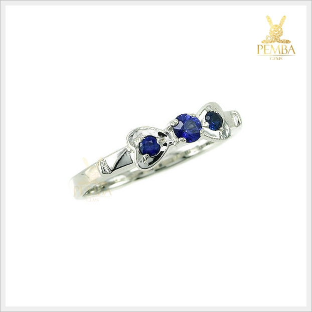 แหวนไพลินเมืองกาญแท้ 3 เม็ด ดีไซน์รูปโบว์เล็กน่ารักๆ เงินแท้ ชุบทองคำขาว แหวนพลอยแท้