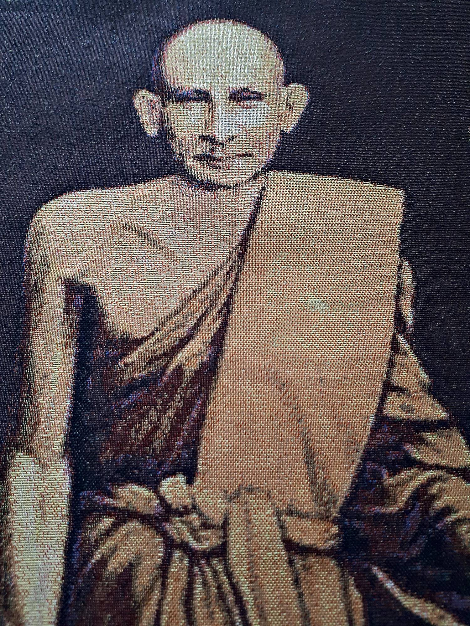 รูปภาพ หลวงปู่ศุข วัดปากคลองมะข่ามเฒ่า ยืนถือไม้เท้า ผืนใหญ่(สูง27นิ้ว กว้าง11นิ้ว) เนื้อผ้าอย่างดี ปี2561 #รับประกันแท้