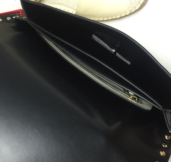 กระเป๋าคลัช valen rockstud clutch สีขาว แบบสอดมือได้