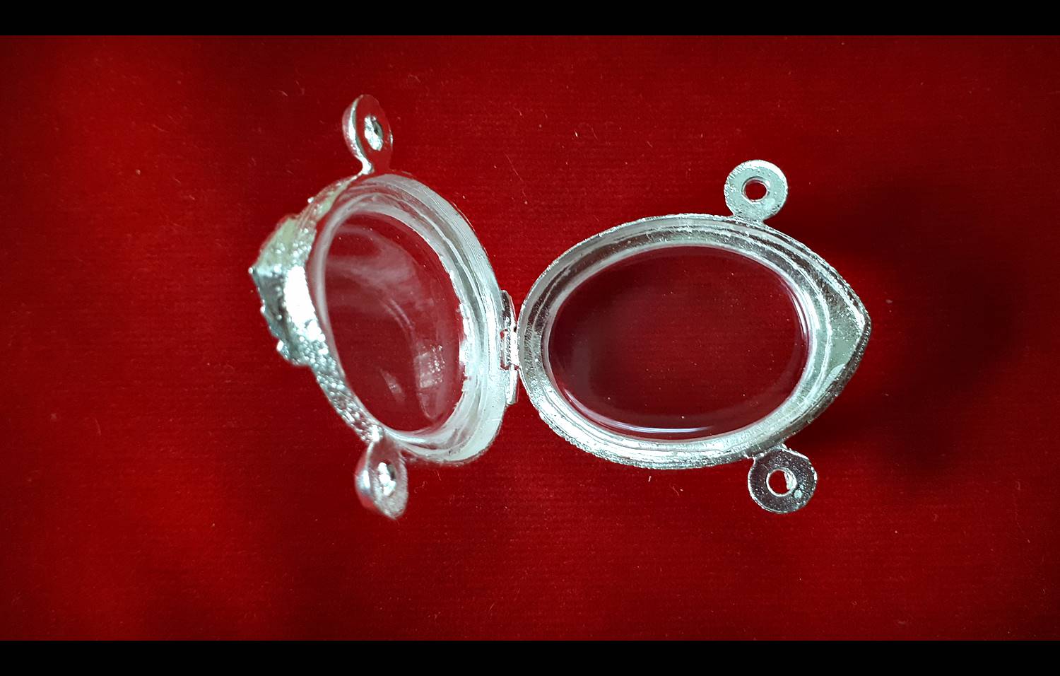 ตลับพระ ทรงไข่ (เนื้อเงินแท้90%) แกะสลักลาย หัวสิงห์ กนกลายไทย