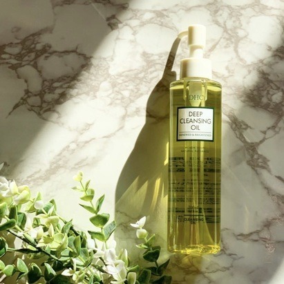 สูตรใหม่ DHC Deep Cleansing Oil Renewed & Brightened 200mL คลีนซิ่งออย ล้างเครื่องสำอางดีเอชซี เพิ่มเติมส่วนผสมเพื่อบำรุงผิวที่ดูหมองคล้ำให้กระจ่างใส บำรุงในขั้นตอนการคลีนซิ่งส่วนผสมหลักจากน้ำมันมะกอกบริสุทธิ์ และชะล้างออกได้อย่างง่ายดายด้วยน้ำ ไม่ว่าจะเป