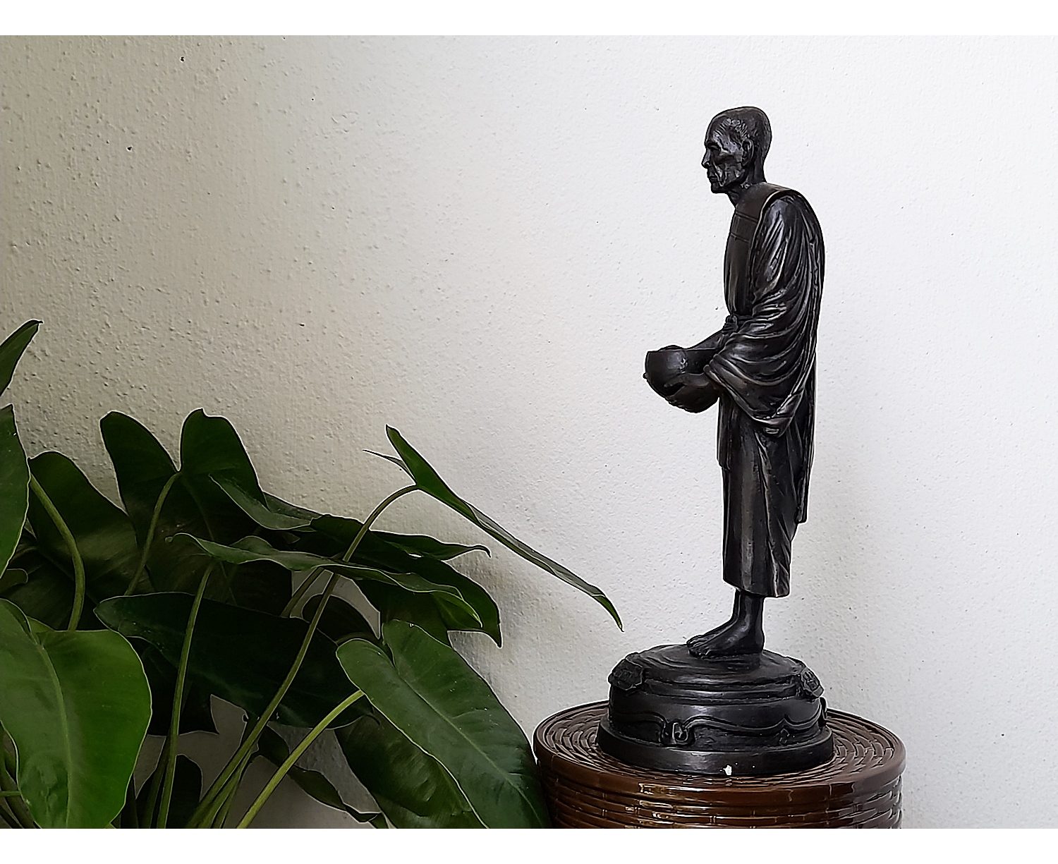 รูปหล่อ หลวงพ่อกวย วัดโฆสิตาราม(วัดบ้านแค) อุ้มบาตร ถือบาตร(มหาลาภ) (ขนาดบูชาสูง 9นิ้ว) เนื้อทองเหลืองโลหะ ฐานบรรจุมวลสารเก่าหลวงพ่อกวย ปี2561 งานกฐิน - #สร้างและปลุกเสกจากวัดโฆสิตาราม #รับประกันแท้