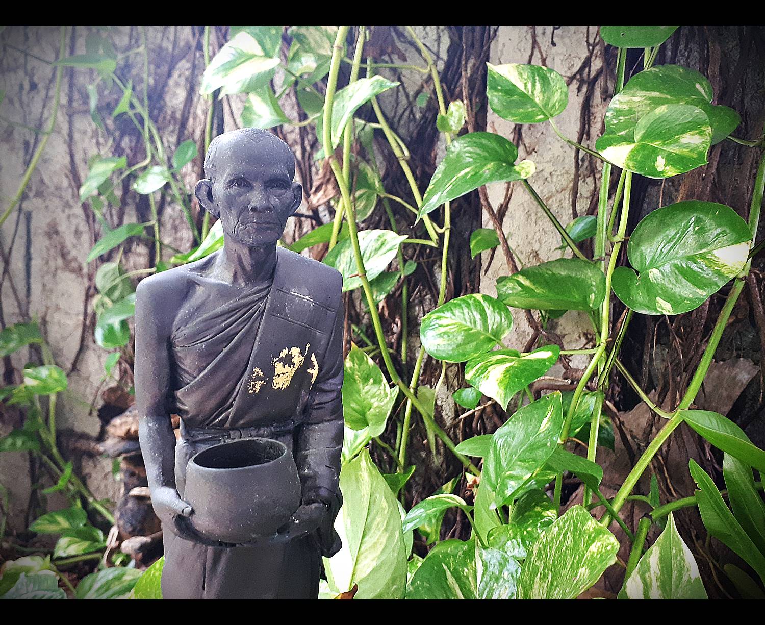 รูปหล่อ หลวงพ่อกวย วัดโฆสิตาราม(วัดบ้านแค) อุ้มบาตร (องค์ใหญ่ สูง12นิ้ว) ปี2556 - เนื้อโลหะทองเหลืองรมดำชนวนมวลสาร ใต้ฐานอุดมวลสาร