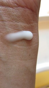 Sana Nameraka Honpo Emulsion 150mL อิมัลชั่นบำรุงผิว อุดมด้วยสารสกัดจากถั่วเหลือง "Isoflavone" คล้ายฮอร์โมนเอสโตรเจนในเพศหญิง จึงช่วยเพิ่มประสิทธิภาพ การทำงานของชั้นผิวหนัง ให้เซลล์ผิวเก่าที่เสื่อมสภาพหลุดออกอย่างง่ายดาย เพื่อผิวที่ยืดหยุ่น และเ