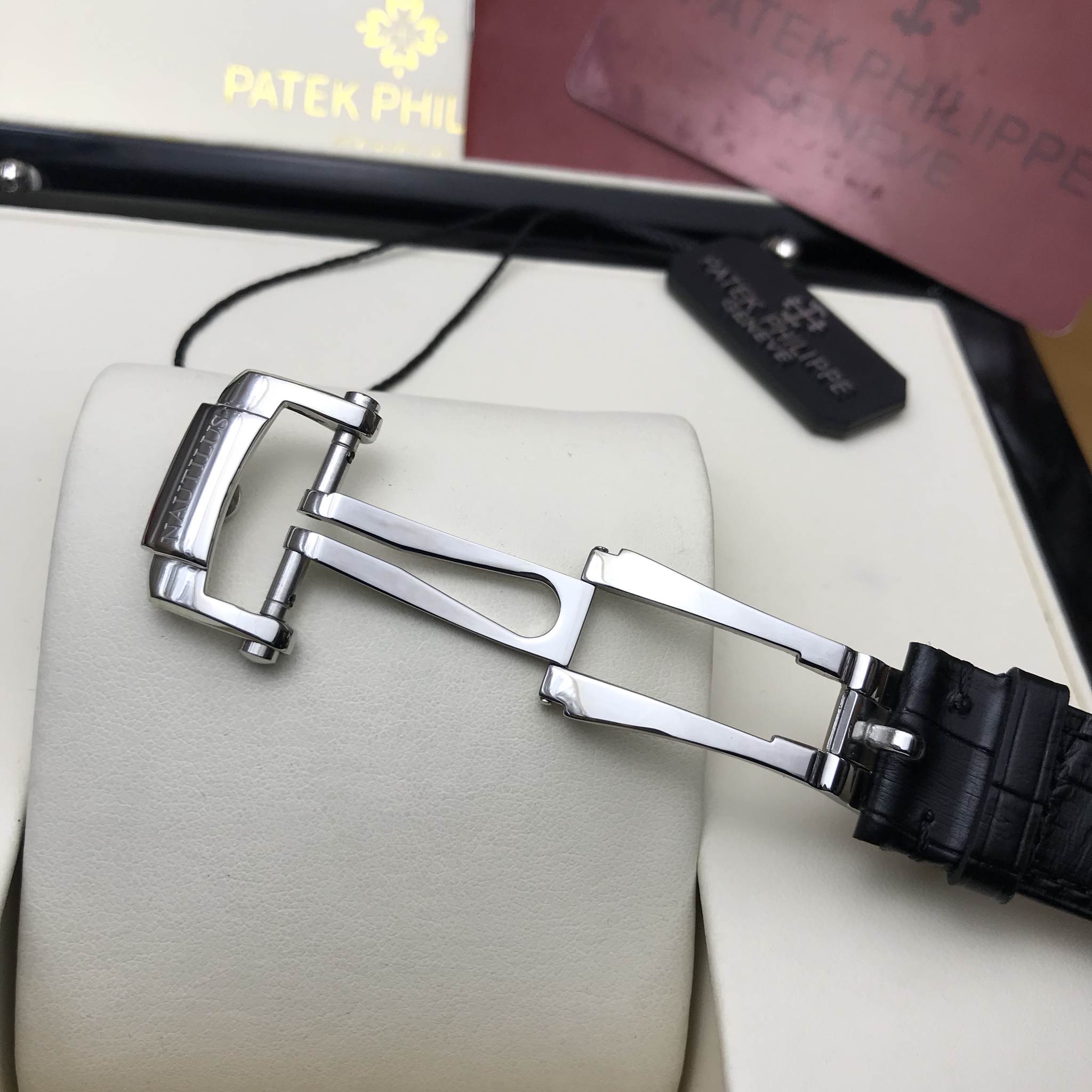 นาฬิกา Patek Philippe รุ่น Nautilus สี เงิน สายหนังสีดำ