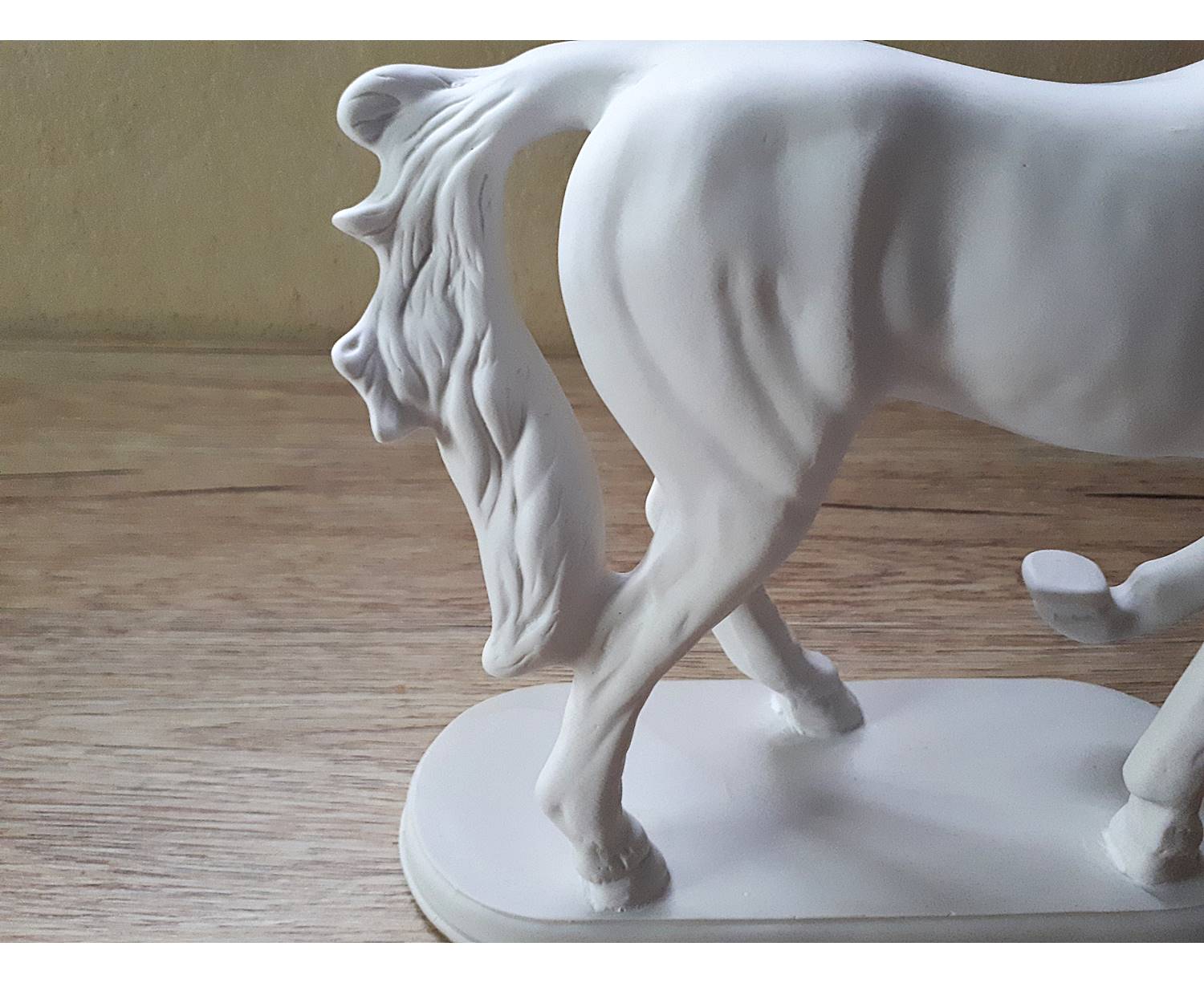 รูปหล่อ รูปปั้น ม้า เนื้อเรซิ่นสีขาว สีงา (กว้าง9-11นิ้ว สูง11นิ้ว ลึก3.5นิ้ว) (ขายปลีก ขายส่ง)