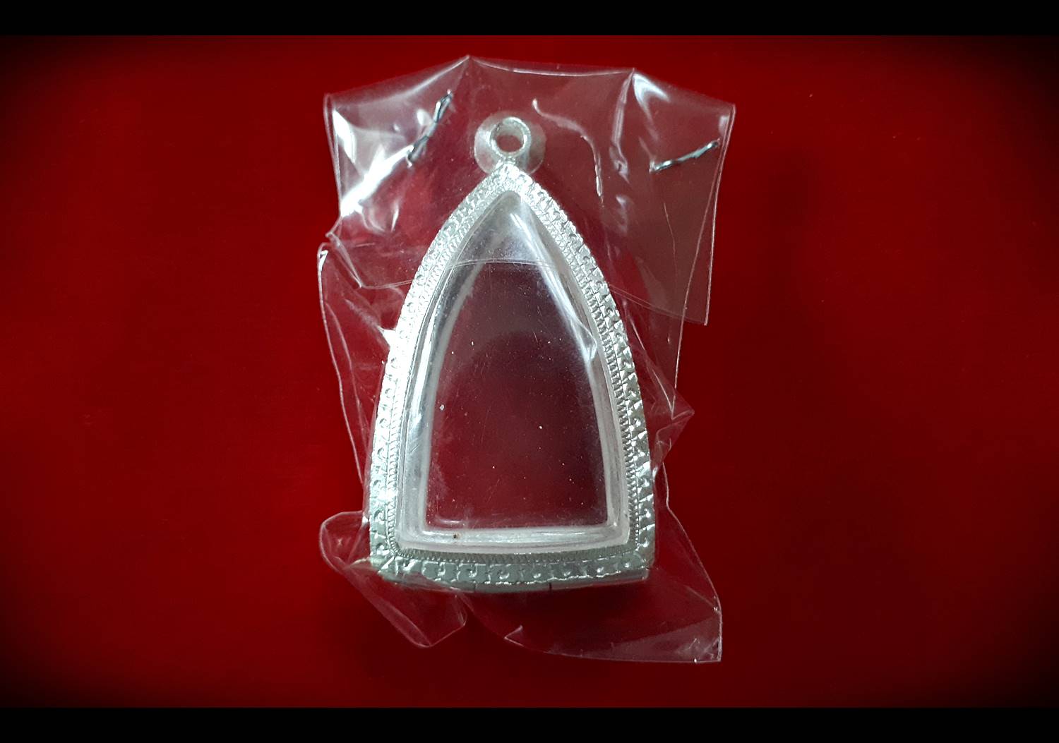 ตลับพระ ทรงสามเหลี่ยม หัวสิงห์ สลักลาย (เนื้อเงินแท้ 80%)