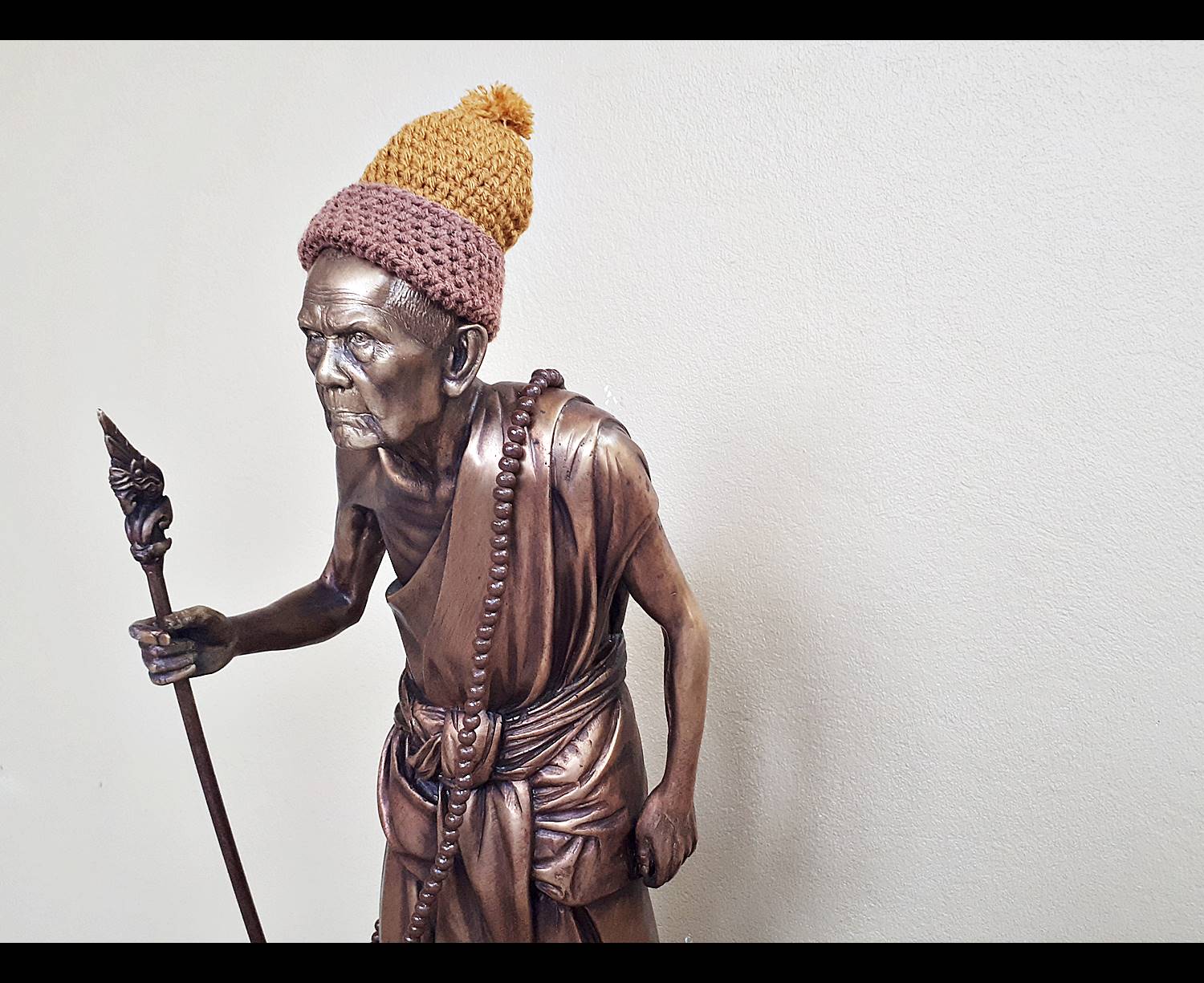 รูปหล่อ หลวงปุ่หมุน วัดบ้านจาน เนื้อโลหะทองเหลือง ยืนถือไม้เท้า พญานาค ขนาดบูชา (องค์ใหญ่ สูง21นิ้ว)