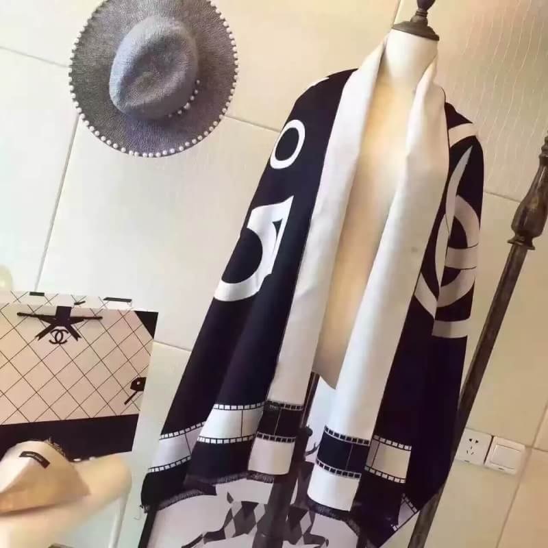 ผ้าพันคอ cn ผ้าคลุมไหล่ cn ปริ๊นลาย สีขาวดำ ลายโลโก้ cc