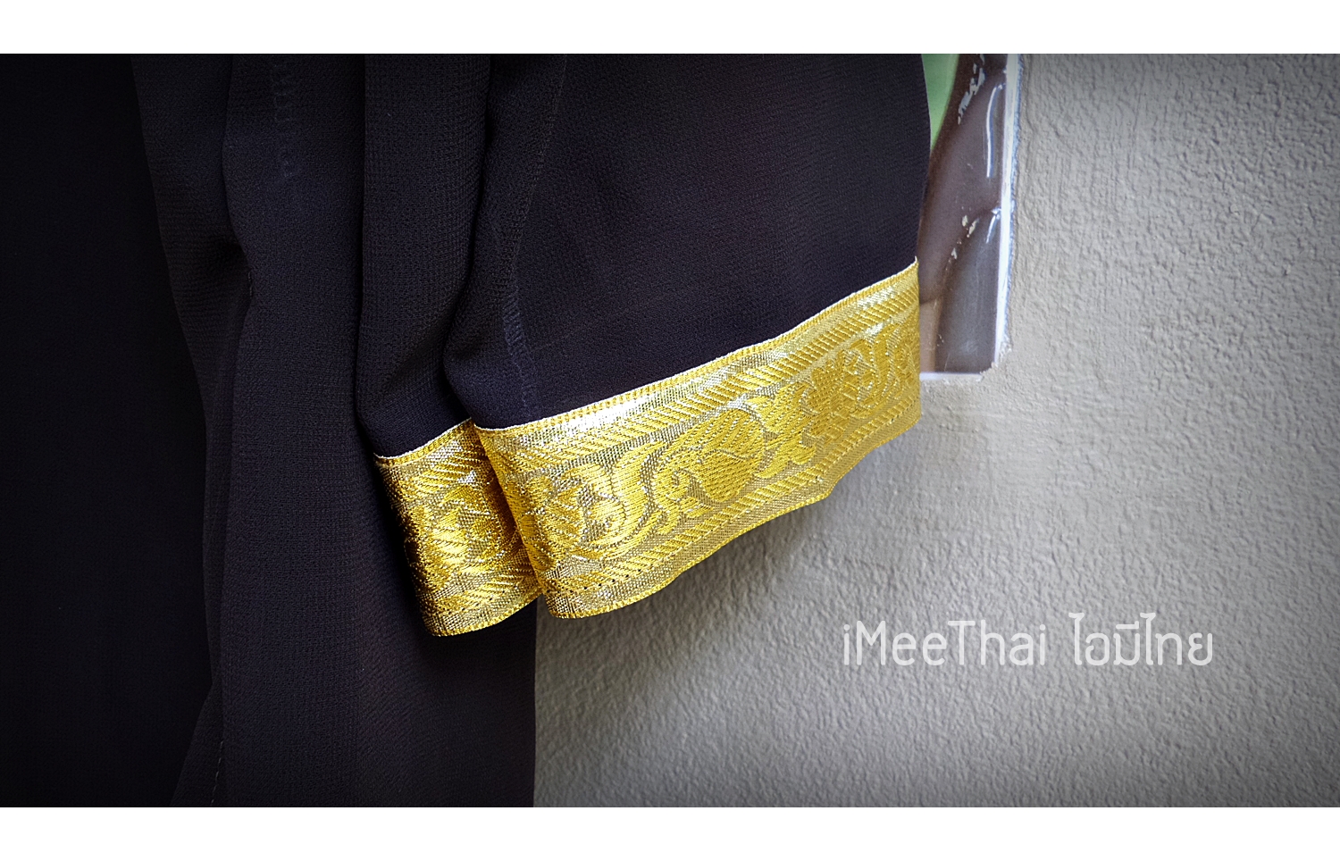เสื้อสีดำแขนยาว ปักอักษร โอมตรีศูล