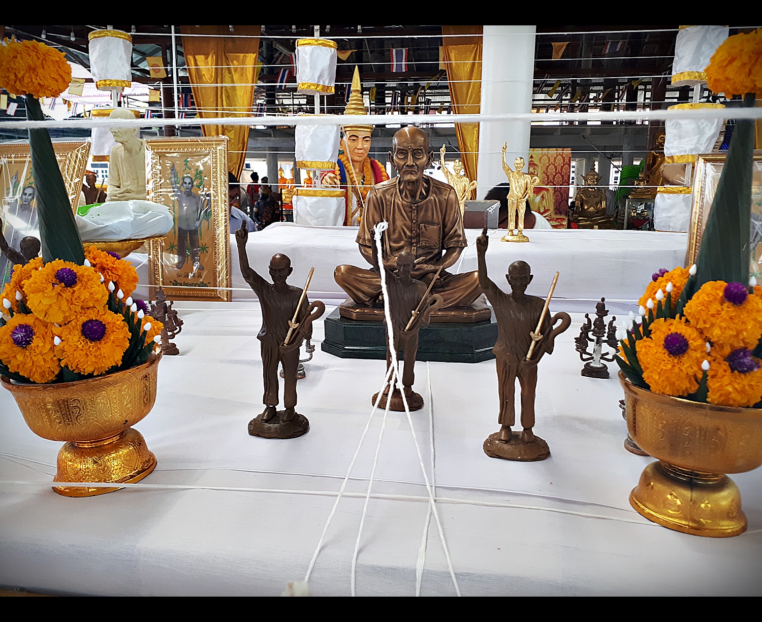 รูปหล่อ เซียนแปะ วัดศาลเจ้า ถือ กระบี่และแส้ ล้างอาถรรพ์ (ขนาด 8.9นิ้ว) (สร้างตามจำนวนที่สั่งจอง) เนื้อโลหะชนวน ฐานบรรจุผงมวลสารฟ้าประทานพร ปี2561 #รับประกันแท้ - หลวงพี่เก่ง วัดท่าเสา ปลุกเสก