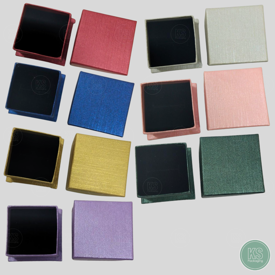 กล่องกระดาษ ใส่แหวน ต่างหู สร้อย ลายผ้าไหม ขนาด4x4x3cm
