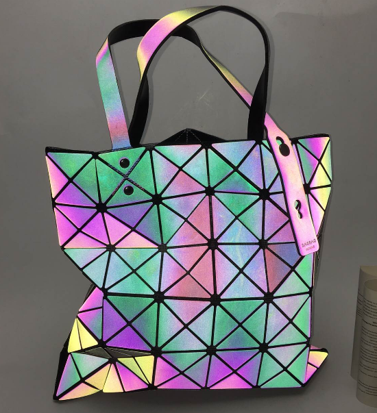 กระเป๋า bao bao issey miyake 6x6 เจอแสงแฟลชเปลี่ยนสีได้ ไปเที่ยวกลางคืนเก๋ๆ